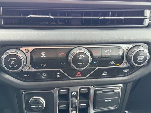 Used 2024 Jeep Gladiator Mojave w/ Steel Bumper Group AWD/4WD image 17
