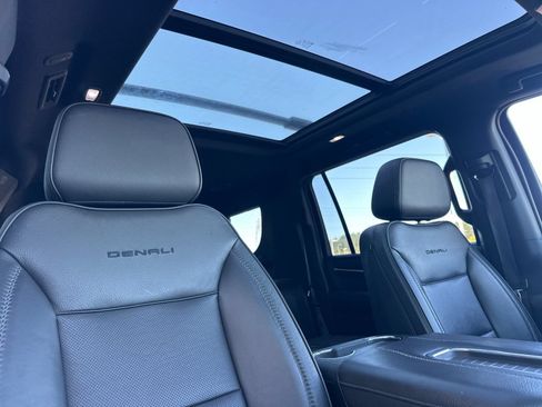Used 2022 GMC Yukon XL Denali AWD/4WD image 16