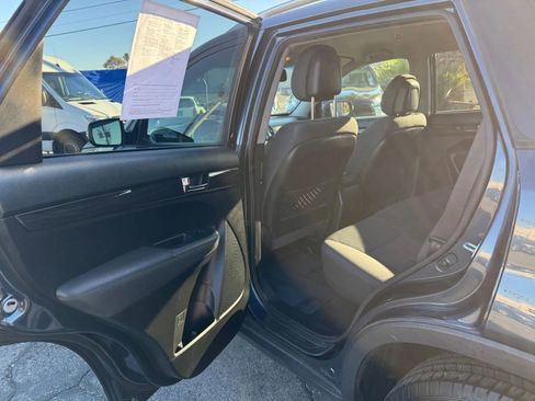 Used 2011 Kia Sorento LX w/ Convenience Pkg image 13