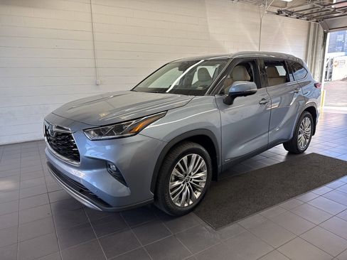 Used 2023 Toyota Highlander Platinum image 4