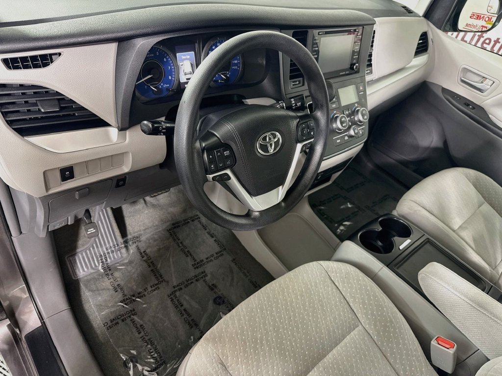 Certified 2019 Toyota Sienna LE AWD/4WD image 18