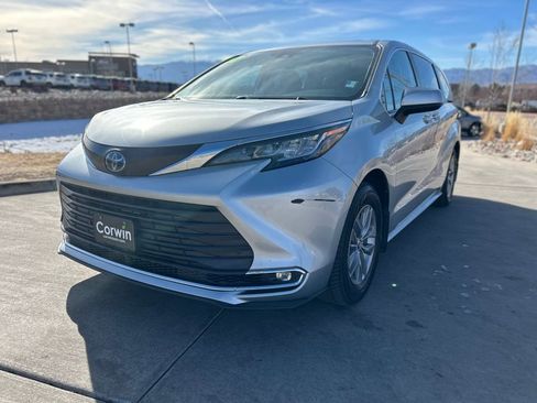 Used 2022 Toyota Sienna XLE image 3
