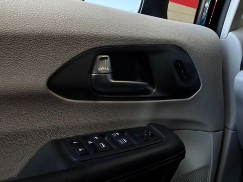 Used 2023 Chrysler Pacifica Touring-L FWD image 25