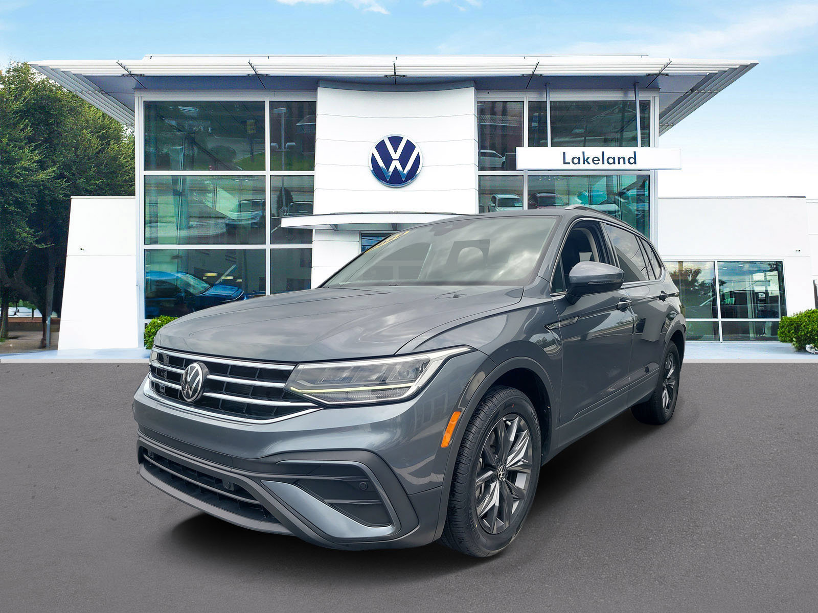 Used 2022 Volkswagen Tiguan SE w/ Panoramic Sunroof Package FWD image 2