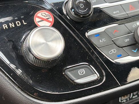 Used 2025 Chrysler Pacifica Select FWD image 30