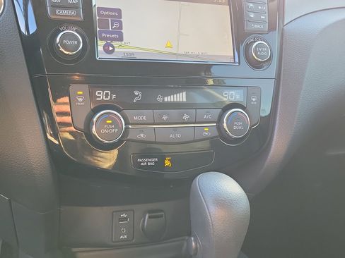 Used 2016 Nissan Rogue SV w/ SV Premium Package image 28