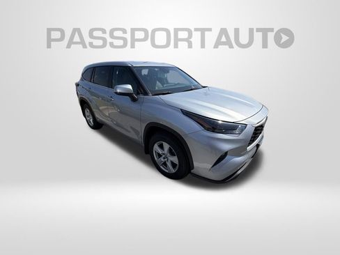 Used 2024 Toyota Highlander LE AWD/4WD image 10