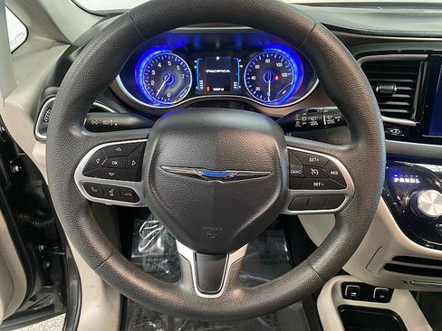 Used 2017 Chrysler Pacifica Touring image 17