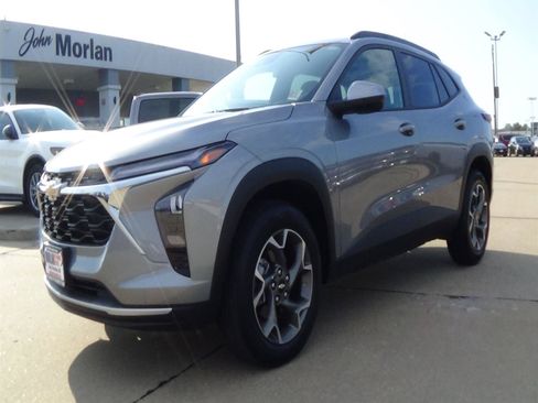 Used 2025 Chevrolet Trax LT w/ LT Convenience Package FWD image 2