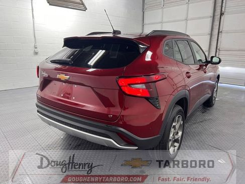Used 2025 Chevrolet Trax LT FWD image 8
