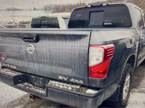 Used 2018 Nissan Titan SV w/ SV Convenience Package image 2