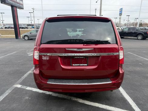 Used 2016 Chrysler Town & Country Touring image 4