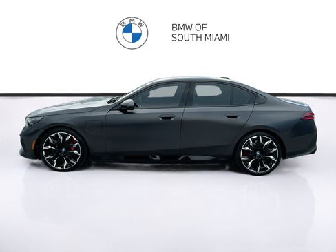 Used 2025 BMW 550e xDrive w/ Executive Package AWD/4WD image 4