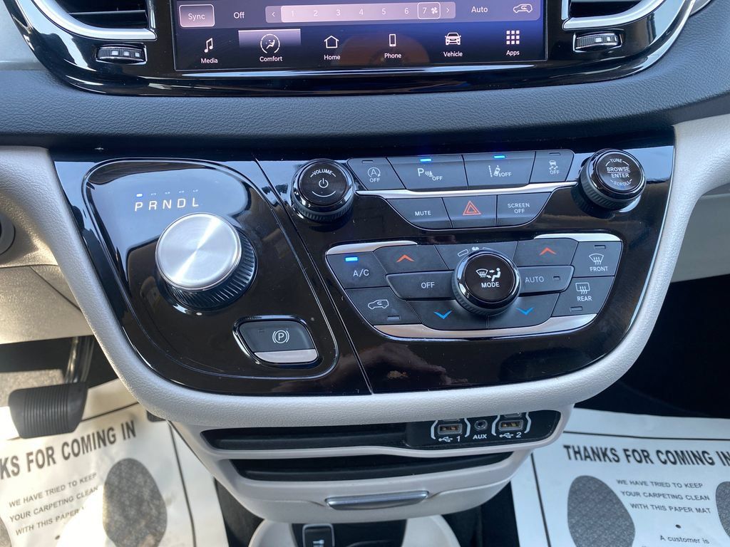 Used 2024 Chrysler Pacifica Touring-L FWD image 19