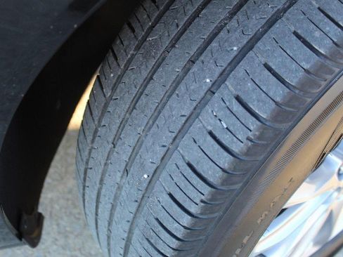 Used 2023 Buick Enclave Essence image 8