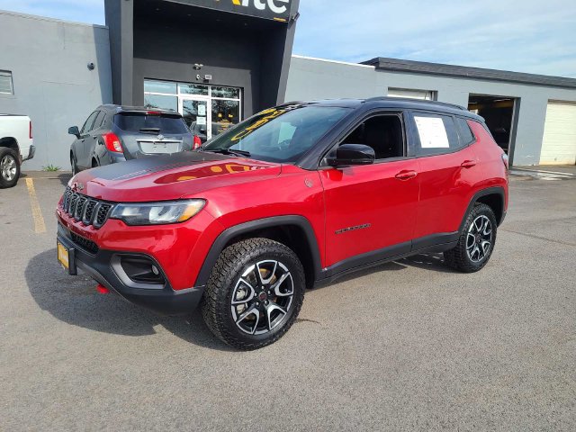 Used 2025 Jeep Compass Trailhawk AWD/4WD image 2