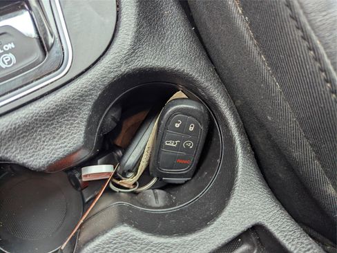 Used 2020 Jeep Cherokee Limited image 24