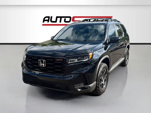 Used 2025 Honda Pilot TrailSport image 3