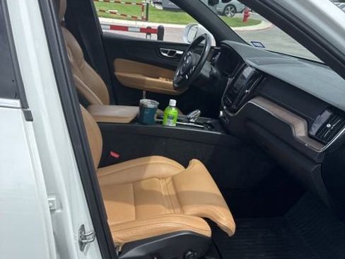 Used 2022 Volvo XC60 B5 Inscription w/ Advanced Package FWD image 4
