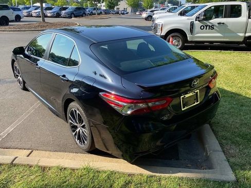 Used 2018 Toyota Camry SE FWD image 29