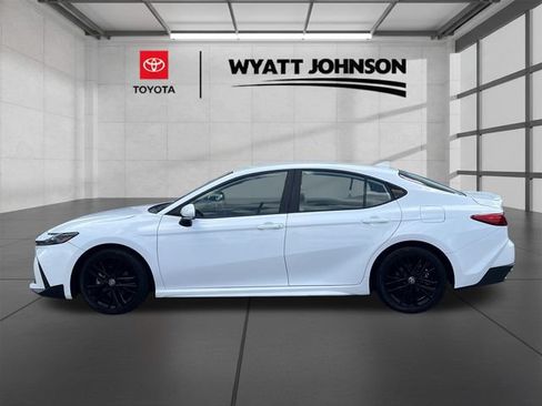 Used 2025 Toyota Camry SE FWD image 2