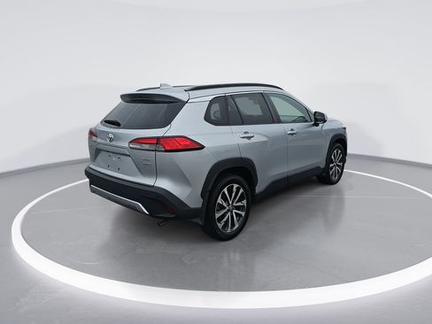Used 2022 Toyota Corolla Cross XLE image 3