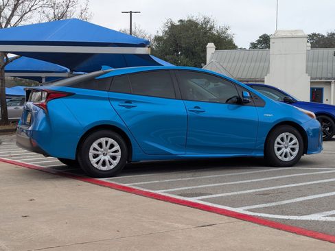 Used 2019 Toyota Prius LE image 4