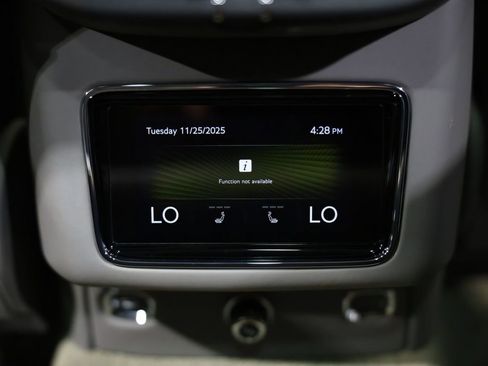 Used 2022 Bentley Bentayga image 32