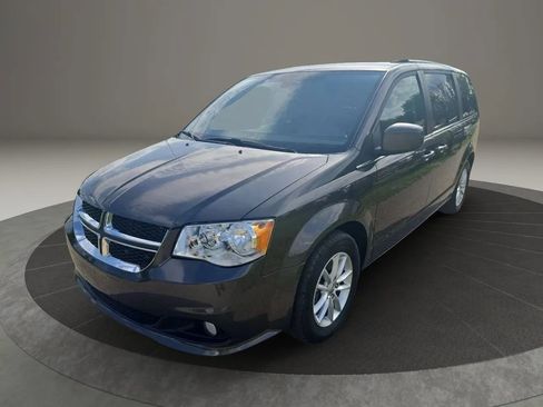 Used 2019 Dodge Grand Caravan SXT w/ Rear Park Assist Package FWD image 2