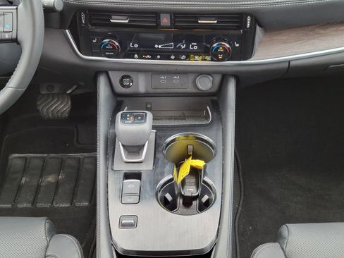 Used 2025 Nissan Rogue Platinum image 23