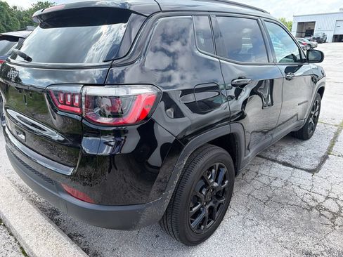 Used 2025 Jeep Compass Latitude w/ Altitude Special Edition AWD/4WD image 2