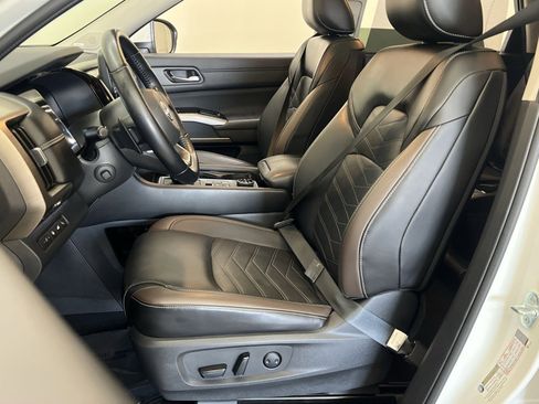 Used 2023 Nissan Pathfinder Platinum image 11