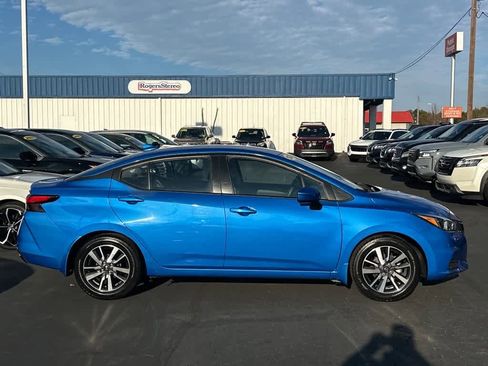 Used 2020 Nissan Versa SV image 2