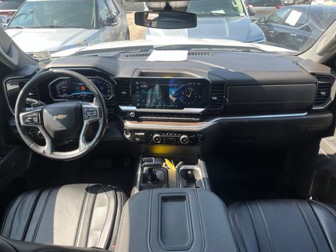Used 2022 Chevrolet Silverado 1500 LT w/ Z71 Off-Road Package AWD/4WD image 9