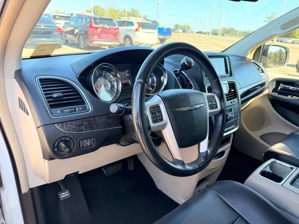 Used 2014 Chrysler Town & Country Touring FWD image 9