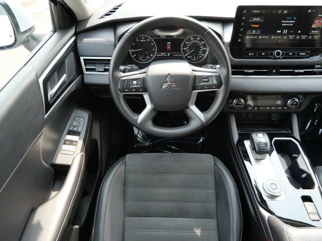 Used 2025 Mitsubishi Outlander AWD image 12