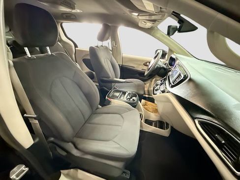 Used 2018 Chrysler Pacifica Touring Plus w/ Tire & Wheel Group image 30