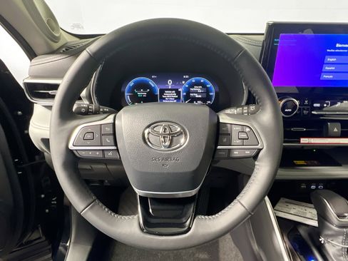 New 2026 Toyota Highlander Platinum image 17