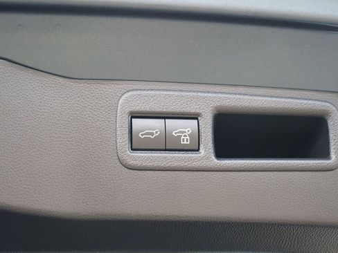 Used 2021 Toyota Venza LE image 10