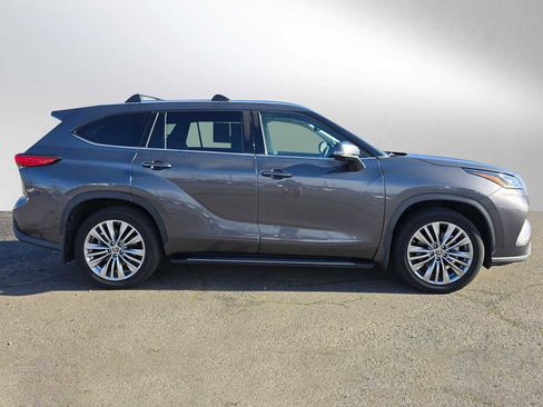 Certified 2022 Toyota Highlander Platinum image 2