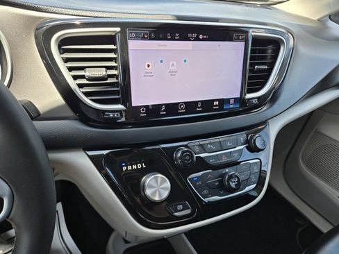 Used 2023 Chrysler Pacifica Touring-L FWD image 9