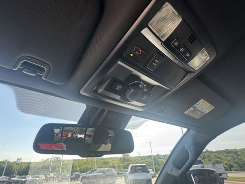 Used 2022 Toyota Tacoma TRD Off-Road AWD/4WD image 21