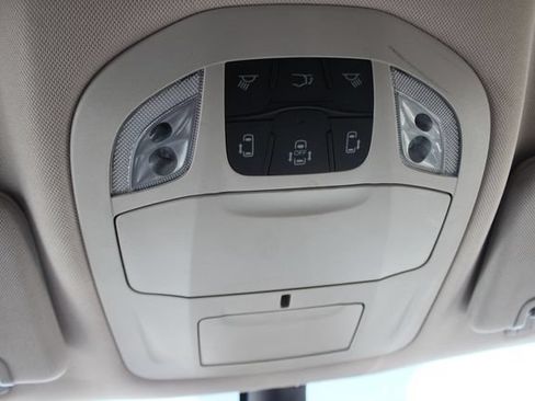 Used 2023 Chrysler Pacifica Touring-L FWD image 12