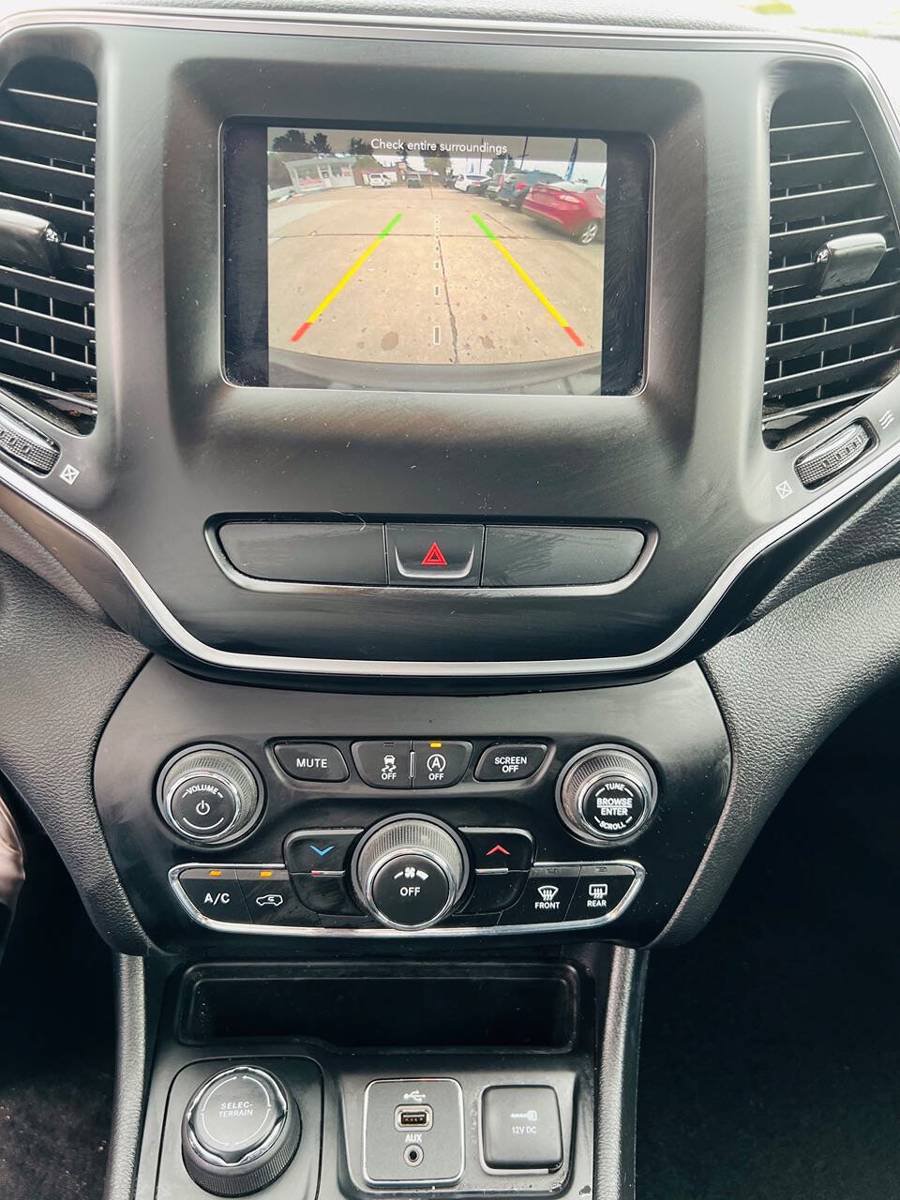 Used 2019 Jeep Cherokee Latitude Plus w/ Cold Weather Group AWD/4WD image 25