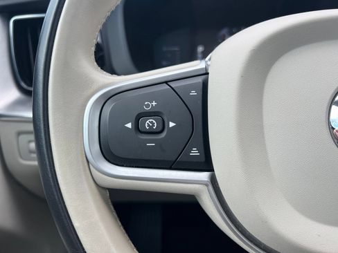 Used 2019 Volvo XC60 T5 Momentum w/ Premium Package FWD image 17