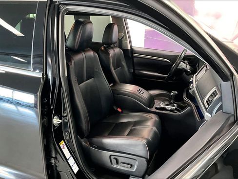Used 2019 Toyota Highlander SE image 12