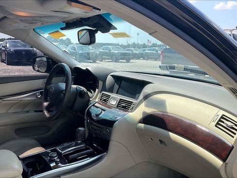 Used 2018 INFINITI Q70 Luxe w/ Cargo Package RWD image 6