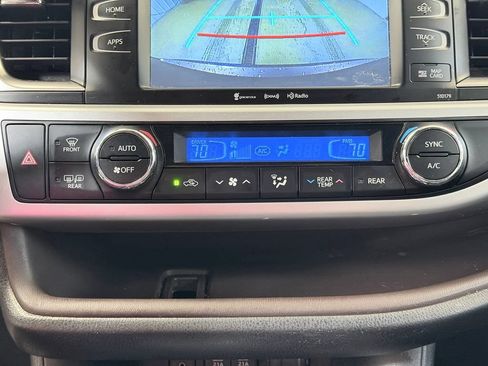Used 2018 Toyota Highlander XLE FWD image 50