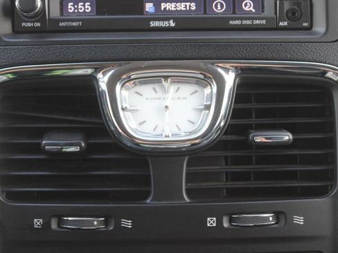 Used 2014 Chrysler Town & Country Touring FWD image 19