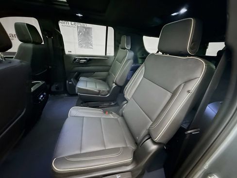 Used 2025 Chevrolet Suburban Premier w/ Sun And Tow Package AWD/4WD image 28